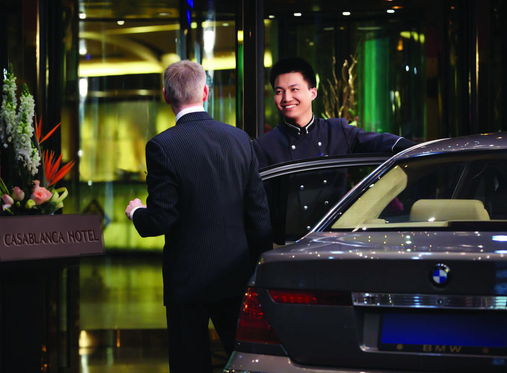 Casablanca Grand Hotel Cidde Dış mekan fotoğraf Concierge at the Mandarin Oriental, Hong Kong