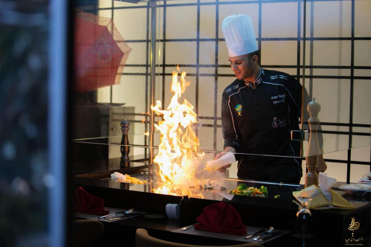 Casablanca Grand Hotel Cidde Dış mekan fotoğraf A chef cooking with a flaming wok